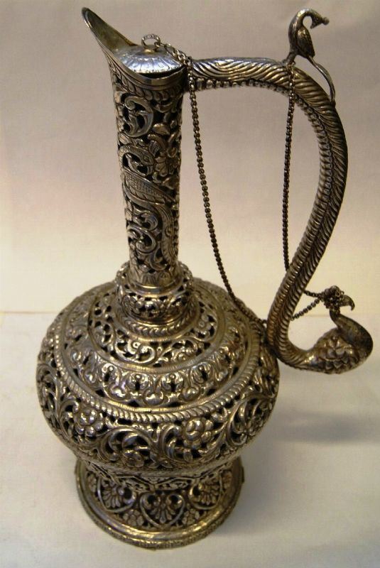 Anfora, India, in argento, riccamente decorata a foglie, fiori, pavoni e altri volatili, con manico sagomato e lavorato, coperchio a catena, alt. cm 52, gr. 4080