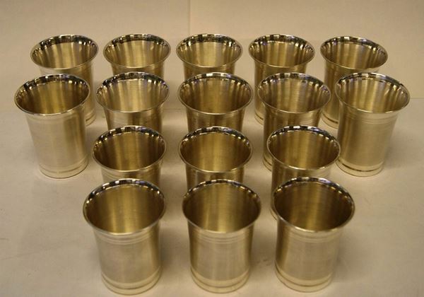 Set composto da sedici bicchieri, in argento, dieci dei quali piu' grandi e sei piÃ¹ piccoli, dal bordo leggermente sbalzato, alt. cm 9,5 e 8,5, gr. 1140(16)