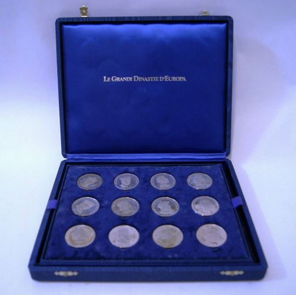 Collezione 'Le grandi dinastie d'Europa', composta da ventiquattro medaglie, in argento, entro scatola, e altra Medaglia commemorativa, in argento, raffigurante l'effige di Mussolini, complessivi gr. 480(25)