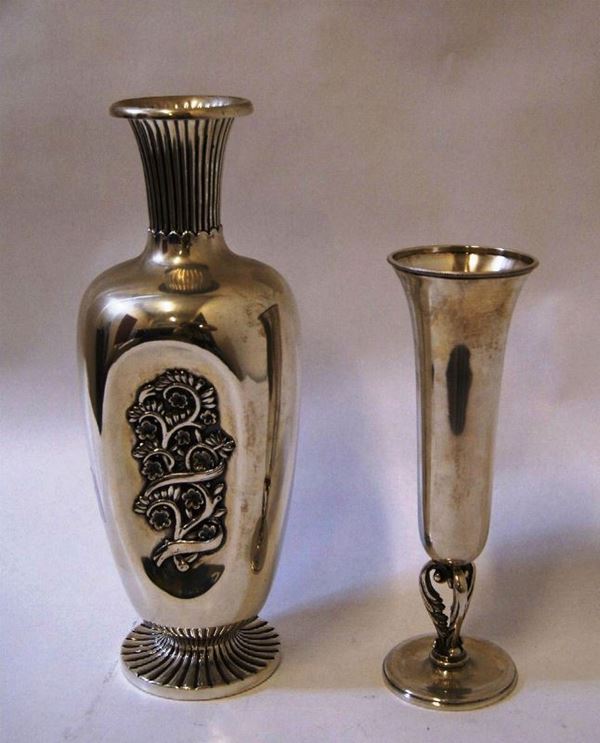 Vaso, in argento, di forma ovoidale su base circolare e scanalata, fusto inciso a rami e fiori, alt. cm 29, e Calice, in argento, di forma leggermente svasata su base circolare, alt. cm 21,5, complessivi gr. 960(2)