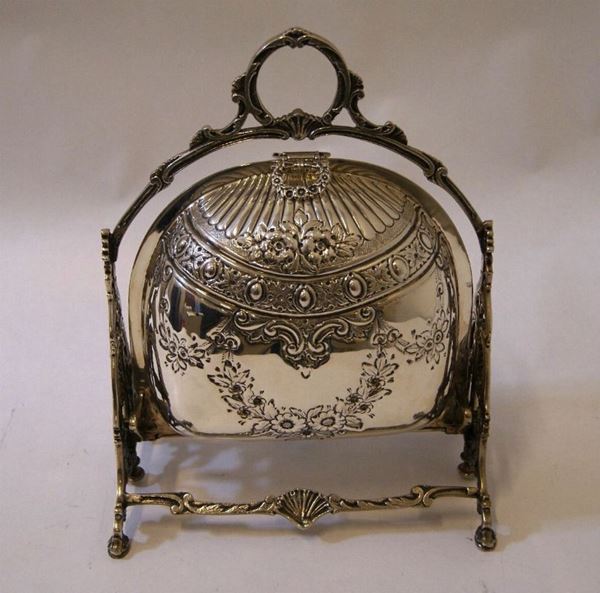 Cioccolatiera, in argento, riccamente incisa e cesellata a motivi floreali, poggiante su struttura sagomata a quattro piedini, alt. cm 27, gr. 1490