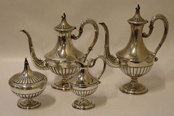 Servito da the, in argento, composto da caffettiera, teiera, lattiera e zuccheriera, corpo ovoidale su base circolare, manici ondulati sagomati, finali dei coperchi a voluta, gr. 1890(4)