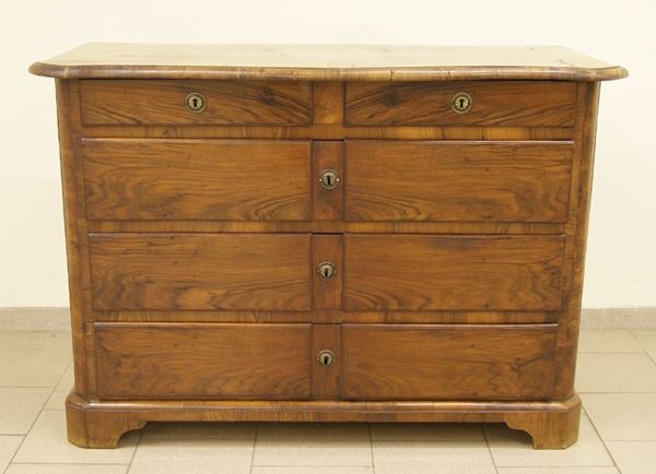 Cassettone, Toscana, sec. XVIII, in noce a tre cassetti grandi e due piccoli, piano sagomato, piedi a mensola, cm 141x66x98