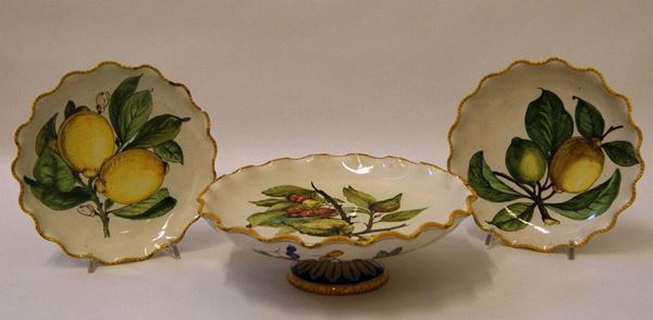 Tre alzate, sec. XX, in maiolica Cantagalli, con decorazioni a frutti e fiori, diam. cm 20 e 26(3)