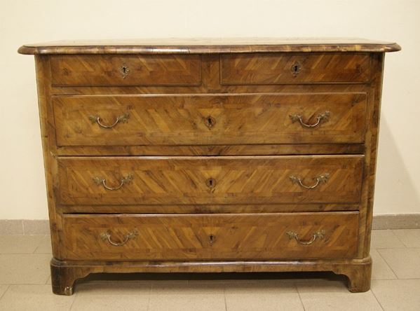 Cassettone, Toscana, sec. XVIII, in noce con piano sagomato, cinque cassetti, piedi a mensola, cm 137x62x99