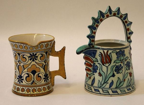 Bicchiere e brocca, sec. XX, in maiolica Cantagalli, decorata a fiori, alt. cm 10 e cm 17(2)