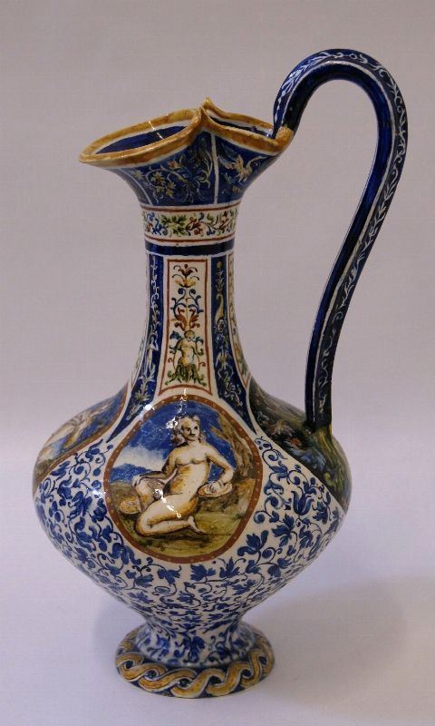 Brocca, sec. XIX, in maiolica decorata a figure e fiori, cm 20x38