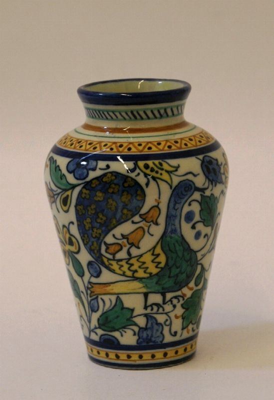 Vasetto, primi sec.XX, in maiolica Ginori, decorato ad animali e fiori, cm 13