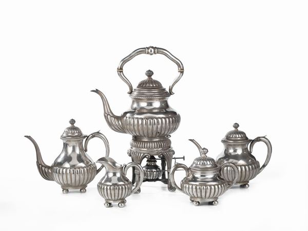 Servito da tÃ¨ e caffÃ¨ in argento sbalzato a baccellature, piedini a sfera   schiacciata, composto di: caffettiera, teiera, lattiera, zuccheriera,       bollitore con forellino e passatÃ¨ g 4250, manico del bollitore da riparare  (7)