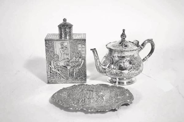 Piccola teiera, Olanda, sec. XIX, in argento sbalzato e cesellato a volute  e scene di genere, alt. cm 12, g 270; scatola da tÃ¨ Olanda, sec. XIX, in    argento sbalzato e cesellato a scene di vita quotidiana, alt. cm 14,5, g    240 ed un piattino, Olanda, sec. XVIII, in argento sbalzato e cesellato a   contadini entro paesaggio, cm 12x16, g 90 (3)