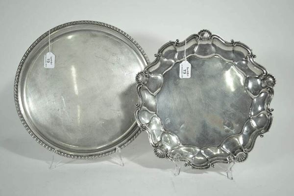 Vassoio circolare in argento con tesa sagomata a volute e conchiglie, diam. cm 34, g 1050