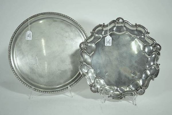 Vassoio, di forma circolare in argento, bordo a cordonetto, diam. cm 38, g  1070
