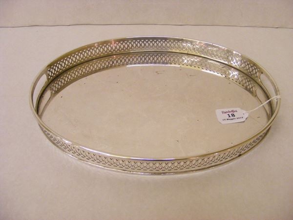 Vassoio, Venezia, sec. XIX,  in argento, di forma ovale con bordo           traforato, cm 35x26, g 710