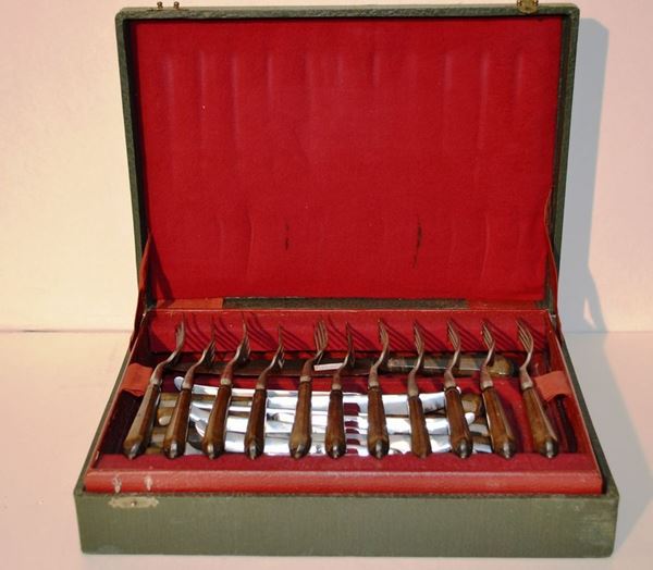 Servito di posate, sec. XVIII, in metallo argentato composto di 11          forchette, 12 coltelli ed 1 coltellone (24)