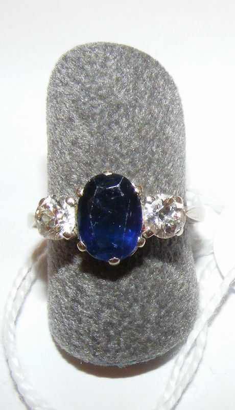 Anello anni '60, in oro bianco, zaffiro e diamanti un piccolo zaffiro al centro dibtaghlio ovale affiancato da  con zaffiro e  due brillanti di ct 0,20 circa ciascuno, g 2