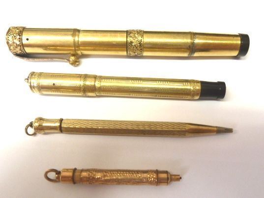 Due penne e due portamine, rivestite in oro giallo(4)  - Asta DECORAZIONE DI INTERNI: arredi, oggetti d'arte ed argenti - Poggio Bracciolini Casa d'Aste