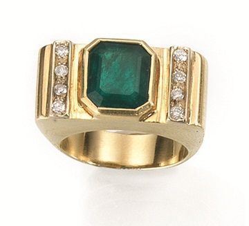 Anello in oro giallo a fascia geometrica con smeraldo ottagonale affiancato da due linee in piccoli brillanti, g 10