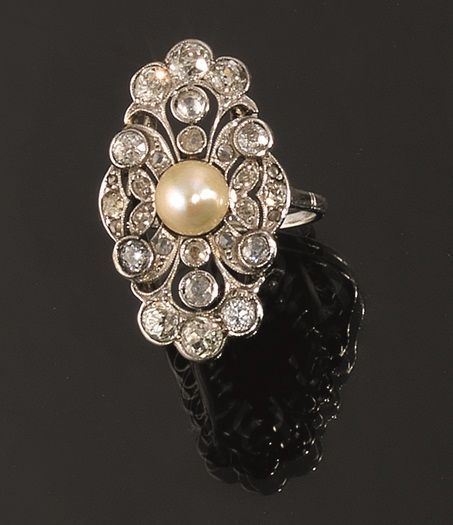 Anello in oro bianco, diamanti e perla la parte superiore realizzata come una losanga sagomata e traforata tempestata di brillanti di taglio vecchio, al centro una perla bianca, g 7