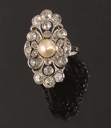 Anello in oro bianco, diamanti e perla la parte superiore realizzata come una losanga sagomata e traforata tempestata di brillanti di taglio vecchio, al centro una perla bianca, g 7