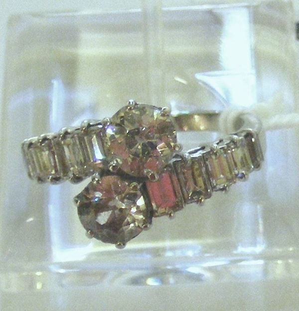 Anello in platino e diamanti montatura contrariÃ¨ impreziosita da diamanti taglio baguette posti in gradazione, al centro due diamanti di taglio brillante per ct 0,70 circa ciascuno, g 5