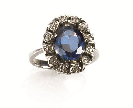 Anello in oro bianco, diamanti e zaffiro al centro di taglio ovale entro cornice di diamanti taglio brillante, g 6