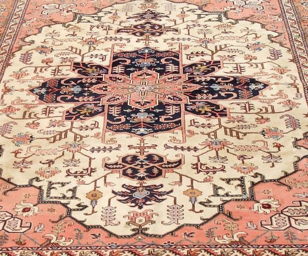 Tappeto persiano Tafresh, di vecchia manifattura, con colori vegetali naturali, fondo rosa a motivo floreale multicolore, con medaglione centrale e bordura beige, cm 220x120
