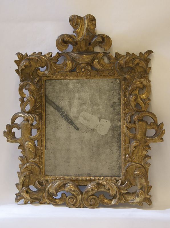 Specchiera, sec. XIX, in cornice in legno dorato e intagliato, con cimasa sagomata, cm 104x90