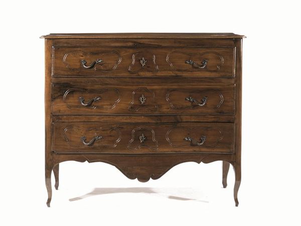 Cassettone, Parma, metÃ  sec. XVIII, in noce a patina scura, piano rettangolare con becco di civetta, fronte leggermente mosso a tre cassetti, pendaglina sagomata frontale e laterale, gambe sinuose, svecchiature dei cassetti e dei fianchi decorate da formelle sagomate intagliate, cm 125x57x107, piccoli restauri