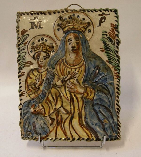 Placca, Toscana, sec. XVIII, in terracotta dipinta, raffigurante Madonna con bambino, cm 32x24x1