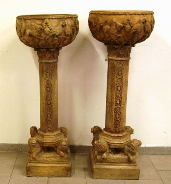 Coppia di colonne, inizi sec. XX, in terracotta lavorata a fiori e animali, con vasca circolare, manifattura Signa, cm 130x48, una leggermente piu' bassa dell'altra(2)