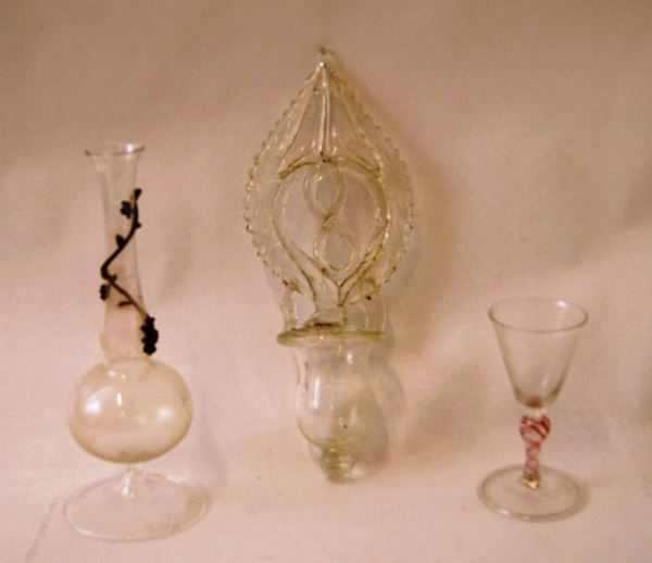 Acquasantiera, in vetro, sec. XIX, Bicchiere in vetro, sec. XIX, e Ampolla, in vetro, con fiori decorati a rilievo, alt. acquasantiera cm 27(3)
