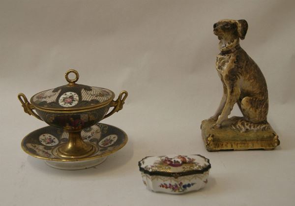 Tabacchiera, sec. XIX, in porcellana, decorata a fiori e scene di mercanti, Cane in maiolica, difetti, e Tazza da puerpera con piatto, in porcellana, alt. cane cm 25(3)