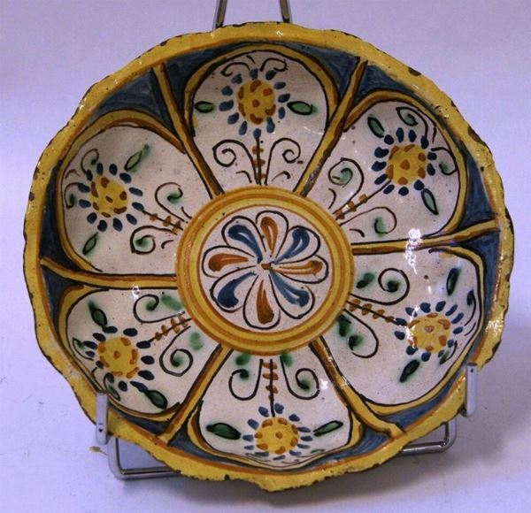 Piatto, Montelupo, sec. XVIII, in maiolica dipinta, diam. cm 21