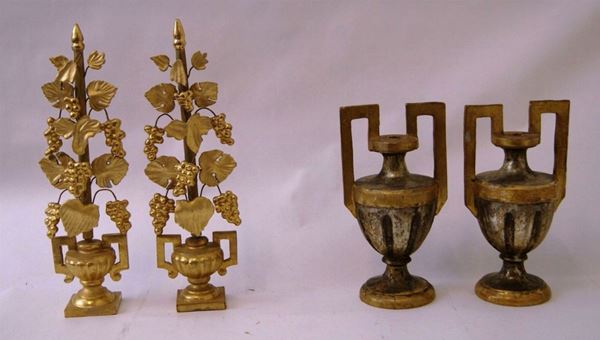 Coppia di portapalme, laccate argento e oro, alt. cm 23, e altra Coppia di portapalme, dorate con uva, alt. cm 34(4)