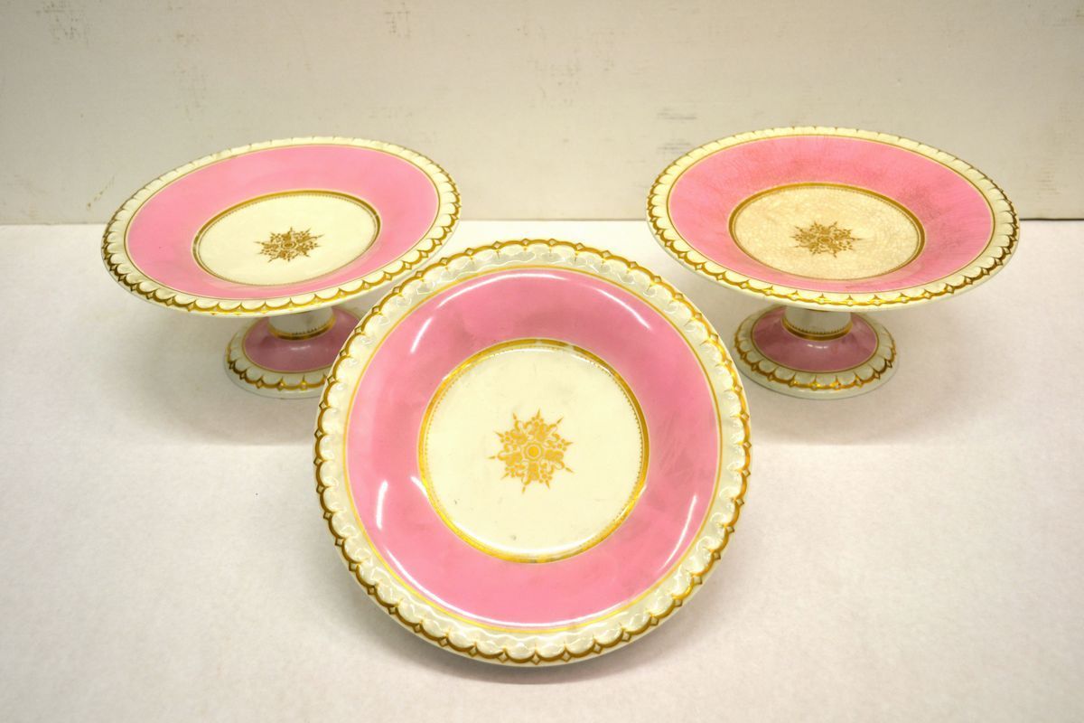 Servito di piatti da dolce, fine sec. XIX-inizi sec. XX, in ceramica con  tesa smerlata