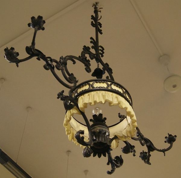 Lumiera, sec. XIX, in ferro battuto a volute vegetali, alt. cm 225