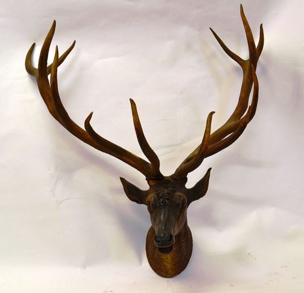 Trofeo di cacia, testa di cervo, alt. cm 85  - Asta DECORAZIONE DI INTERNI: arredi, oggetti d'arte ed argenti - Poggio Bracciolini Casa d'Aste