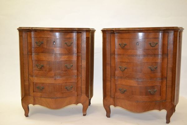 Due mobiletti in stile Settecento, in noce, fronte mosso a tre cassetti, cm 75x65x40 (2)