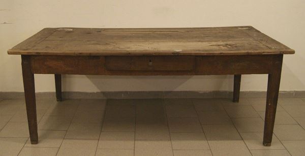 Tavolo, sec. XIX, in noce, piano rettangolare, un cassetto nella fascia,    gambe troncopiramidali, cm 205x109x79, alcuni danni
