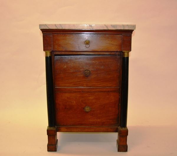 Comodino, inizi sec. XIX, in noce, piano in marmo, fronte tra colonne       ebanizzate, cm 54x46x77, piano in marmo danneggiato e alcuni danni