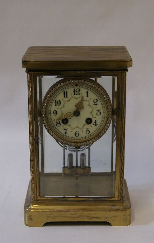 Orologio da tavolo, cassa in metallo dorato e cristallo, quadrante circondato da strass, alt. cm 27