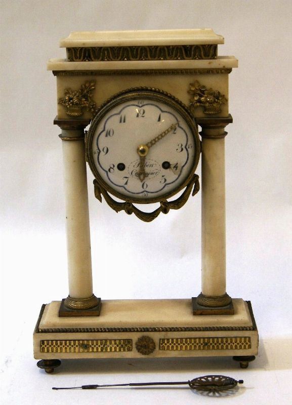 Orologio da tavolo a tempietto, in alabastro, decorazioni dorate, quadrante danneggiato e meccanismo da restaurare, alt. cm 36