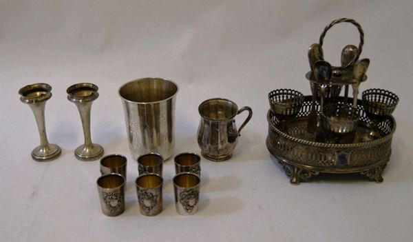 Bicchiere, Mosca 1882, in argento, Porta uova a quattro alloggiamenti, Inghilterra, sec. XIX, in metallo argentato, Sei bicchierini da liquore, in argento, Piccolo boccale, in argento, e due vasetti portafiori, in metallo, per complessivi gr. 265