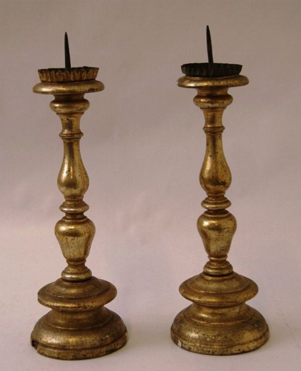 Due candelieri, sec. XVIII, in legno dorato a mecca, alt. cm 36