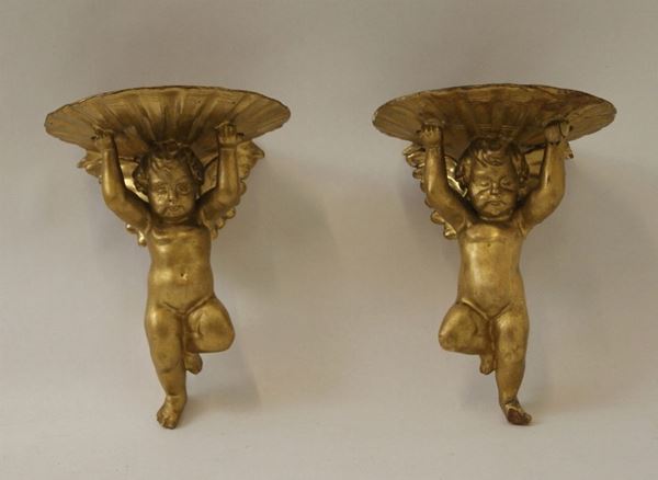 Due mensoline, in legno dorato, sagomate a forma di putti, alt. cm 18(2)