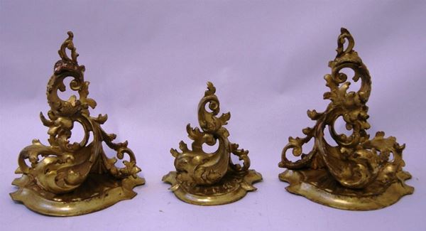 Due mensole in legno dorato a cartoccio, alt. cm 25, e altra Mensola piccola, dorata a cartoccio, alt. cm 16(3)