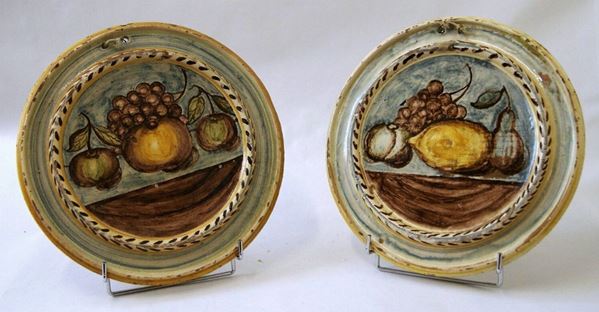 Due tondi, sec. XIX, in maiolica pitturata a frutta, diam. cm 31(2)