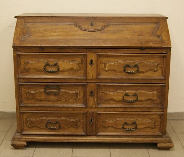 Cassettone, Lombardia, sec. XVII, in pioppo, fronte con sportello a ribalta, tre cassetti sottostanti decorati da formelle, cm 124x54x100