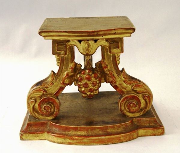 Basamento, in legno, sagomato a volute, tralci e pampini d'uva, alt. cm 21