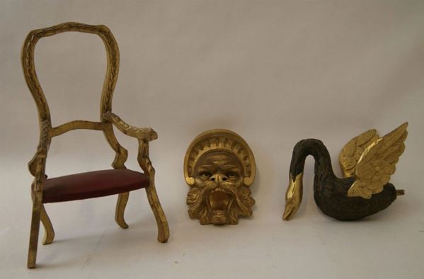 Sedia napoletana, in legno sagomato e dorato, alt. cm 36, Fregio raffigurante cigno in legno laccato oro, e altro Fregio raffigurante mascherone, in legno dorato